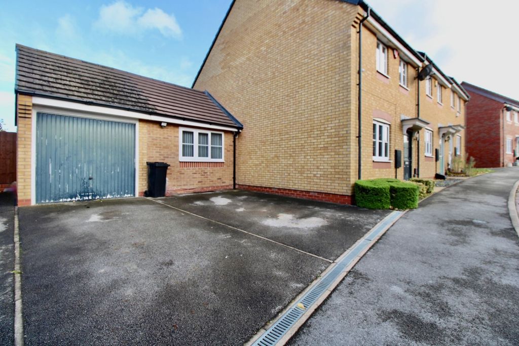 Property photo 3 of 21 Garage And Driveway Directly In Front Of The Garag