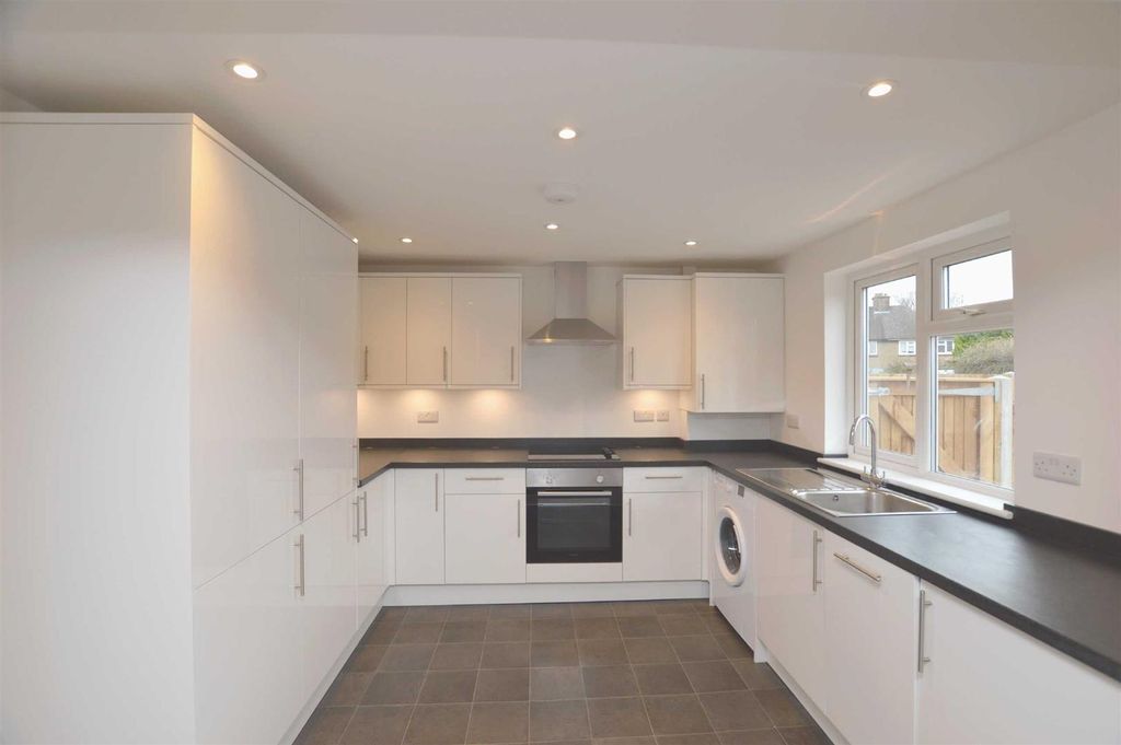 Property photo 3 of 10 Kitchen