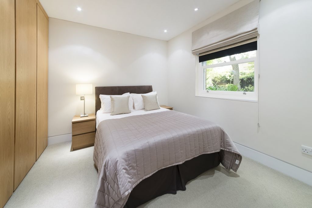 Property photo 3 of 14 Image00009