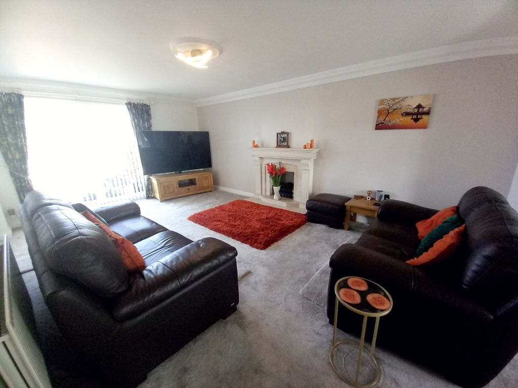 Property photo 3 of 37 Lounge