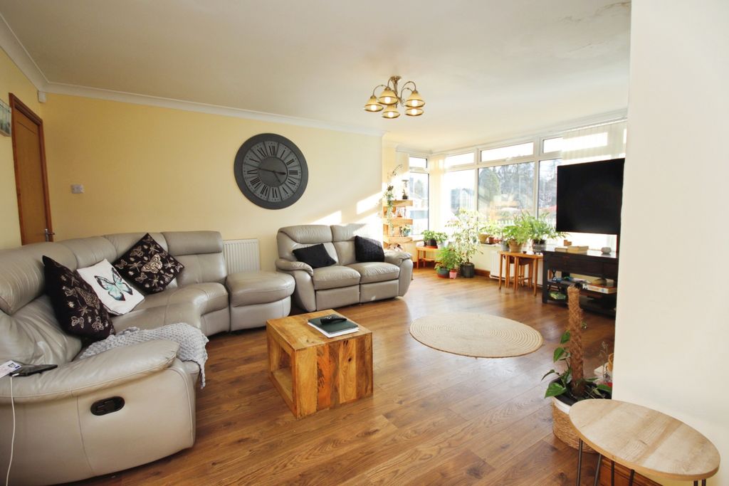 Property photo 3 of 27