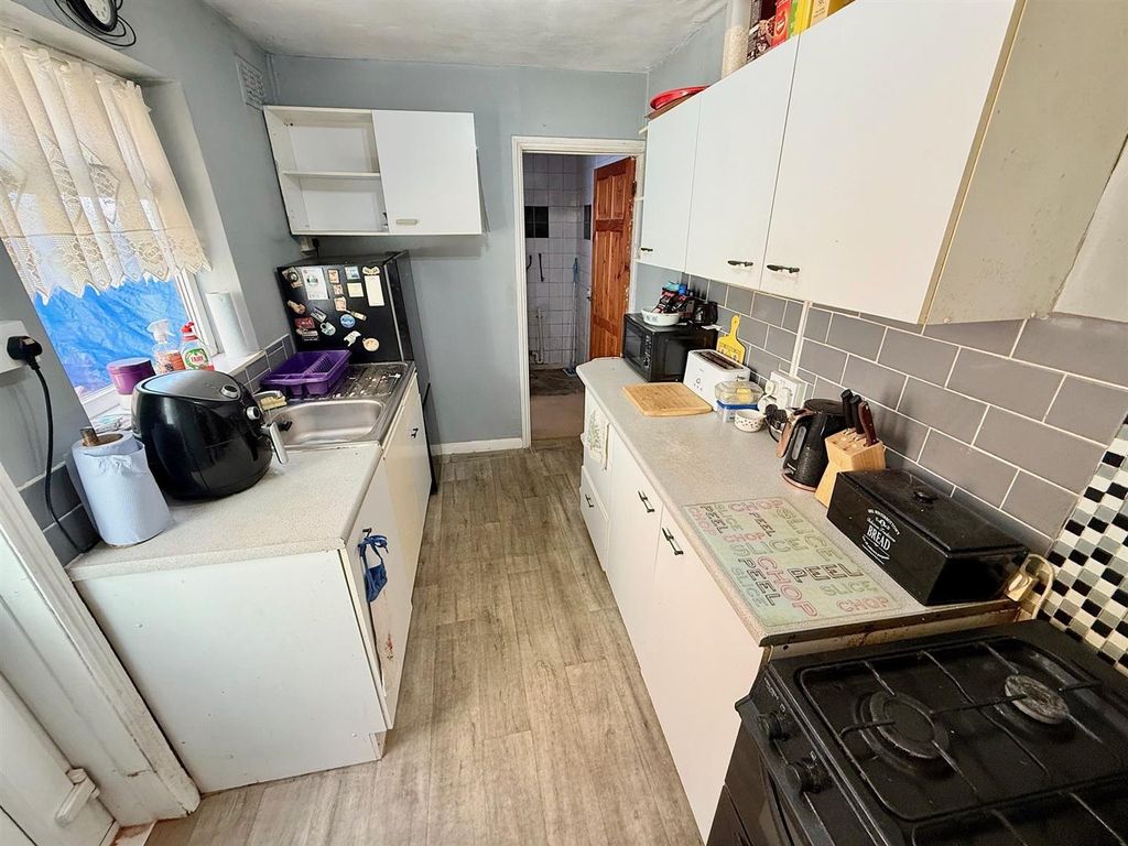 Property photo 3 of 11 Kitchen