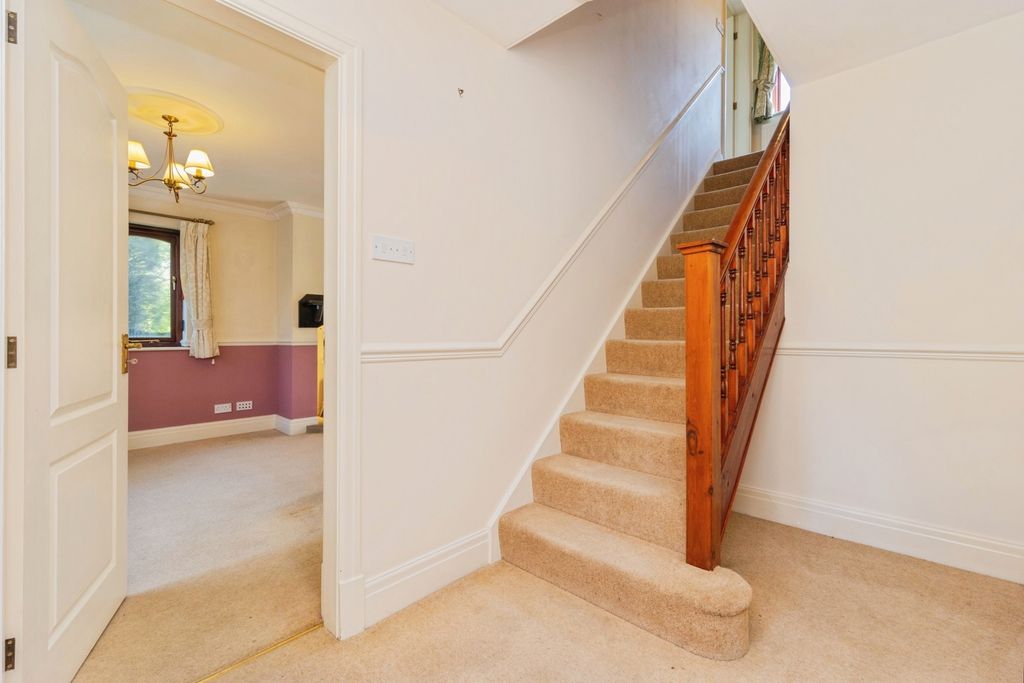 Property photo 3 of 45 Entrance Hall