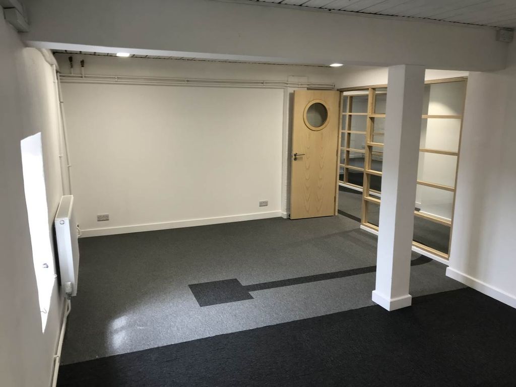 Property photo 2 of 11 Office 4