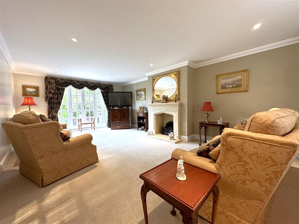 Property photo 2 of 33 Dual-Aspect Living Room 295