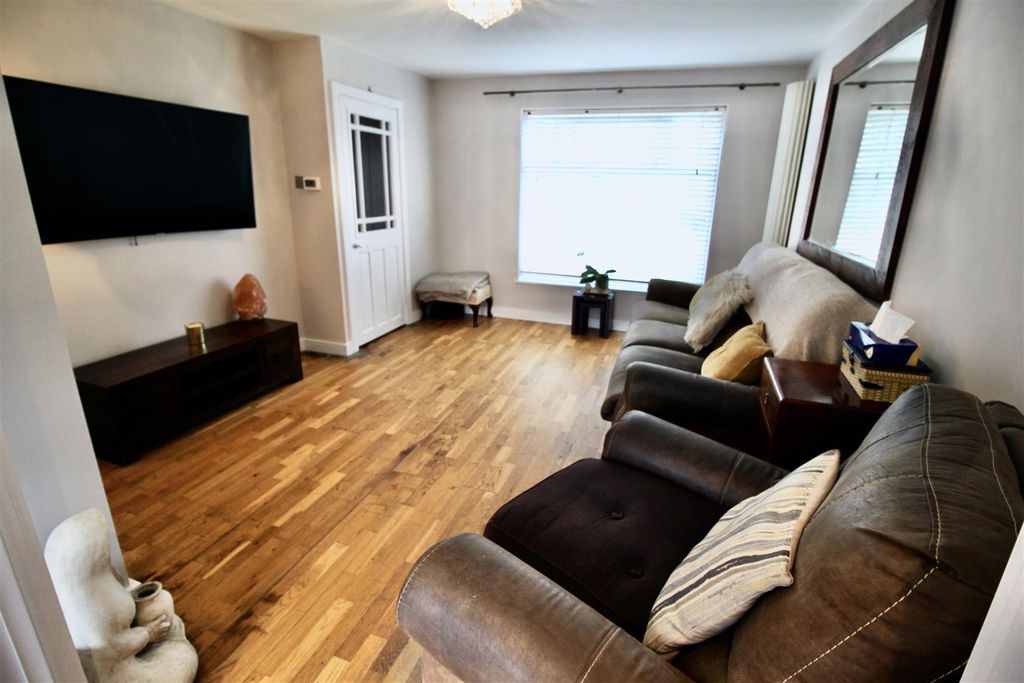 Property photo 3 of 7 Lounge