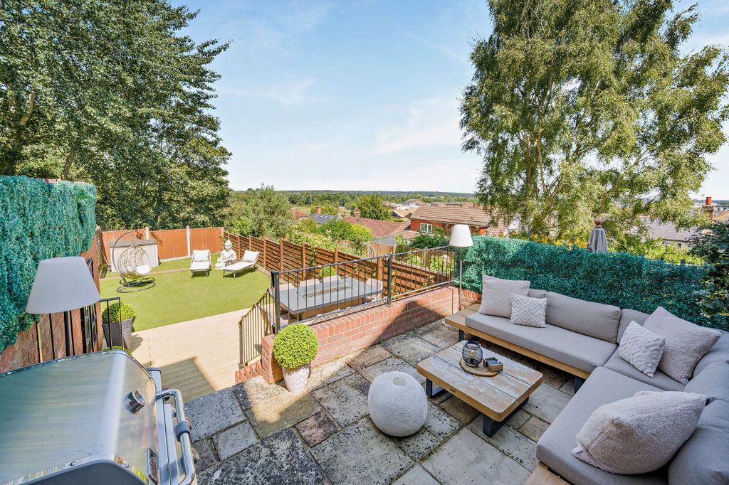 Property photo 2 of 18 Terrace