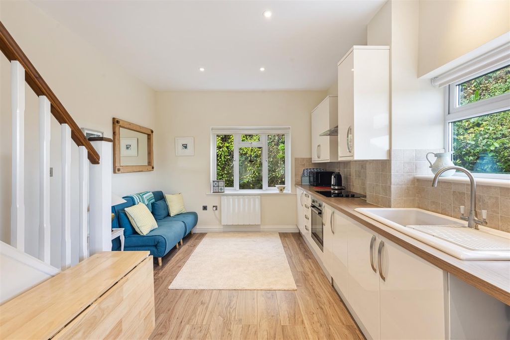 Property photo 3 of 12 A01 - Flat 7 Hillside Court 114 Victoria Road Dart