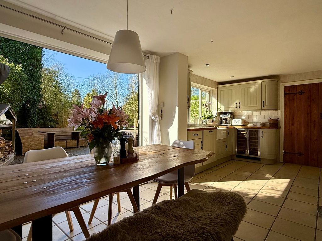 Property photo 2 of 31