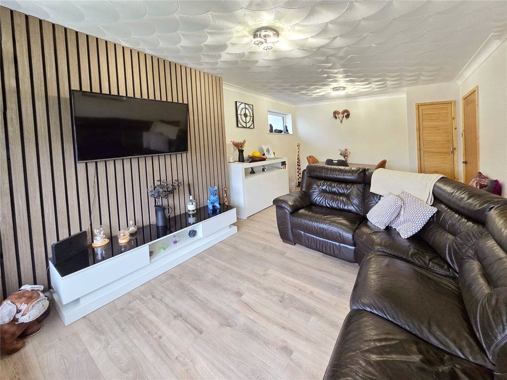 Property photo 3 of 32 Lounge