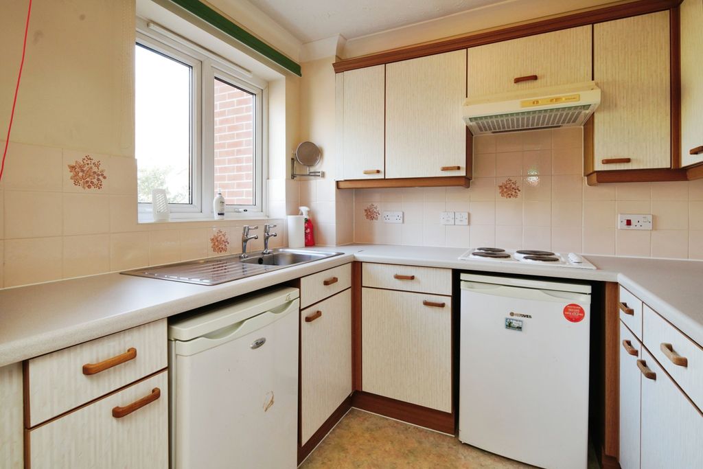 Property photo 3 of 10 Kitchen