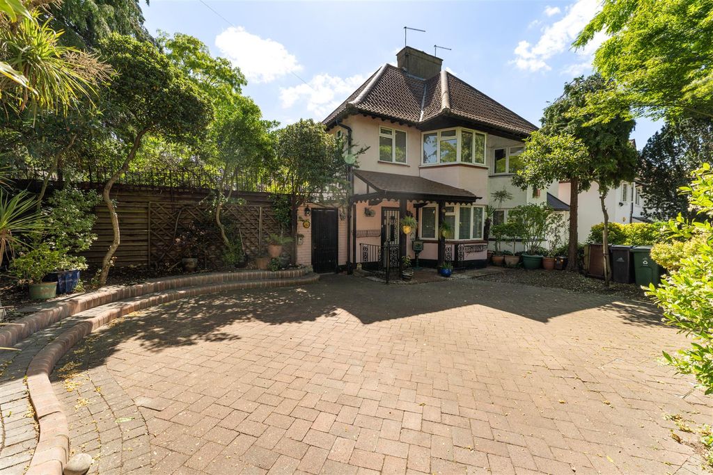 Property photo 1 of 33 Underwood Road, E4