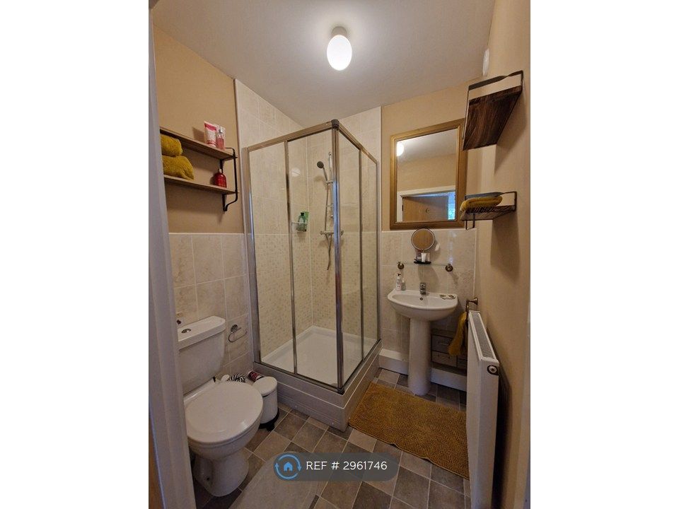 Property photo 3 of 19 En-Suite Bathroom