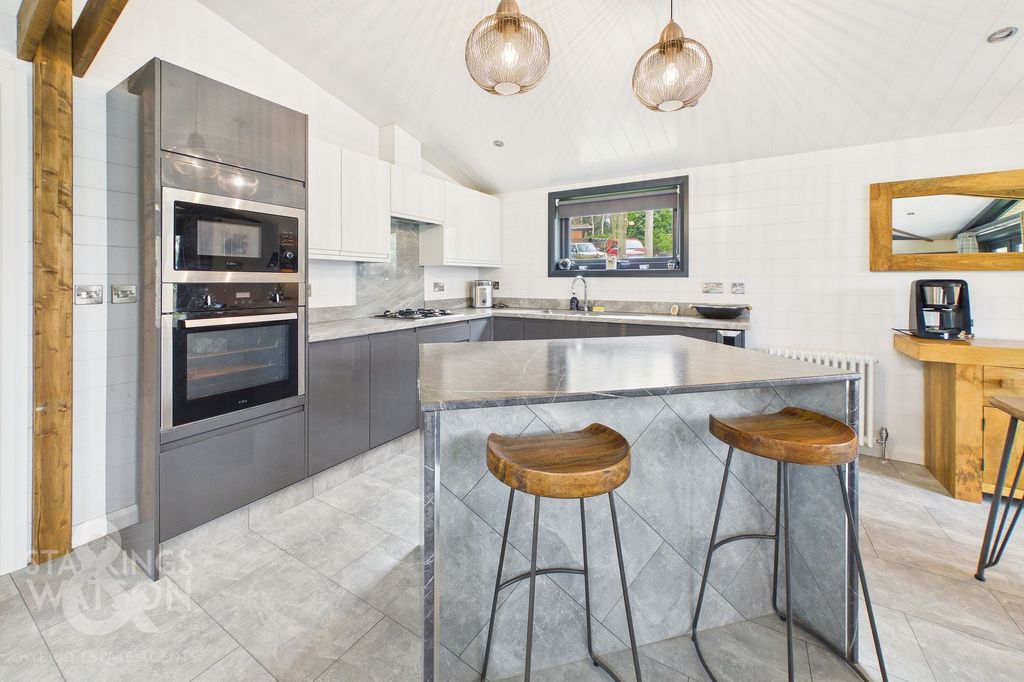 Property photo 3 of 27