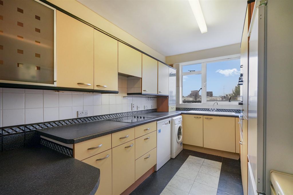 Property photo 3 of 16 Lansdowne