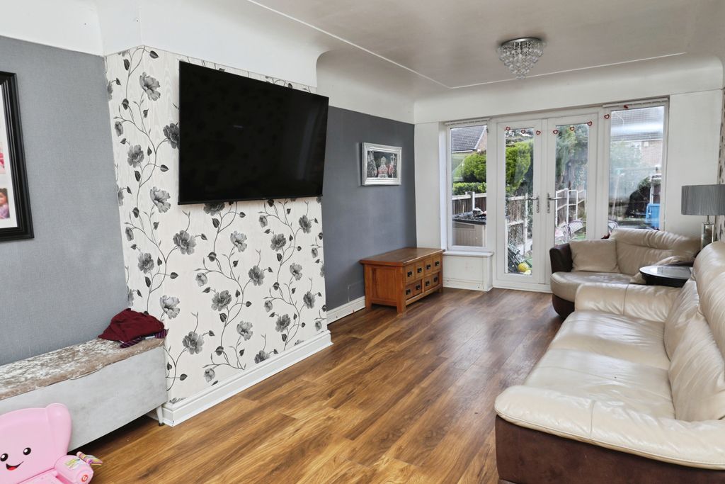 Property photo 1 of 15 Lounge