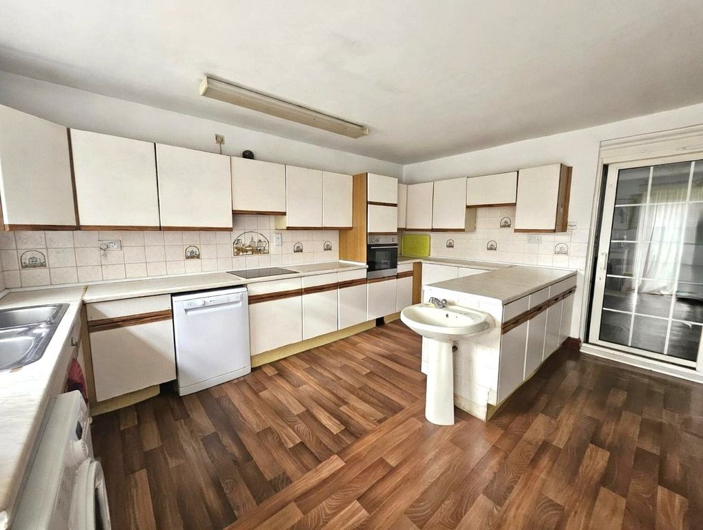 Property photo 3 of 11 Kitchen