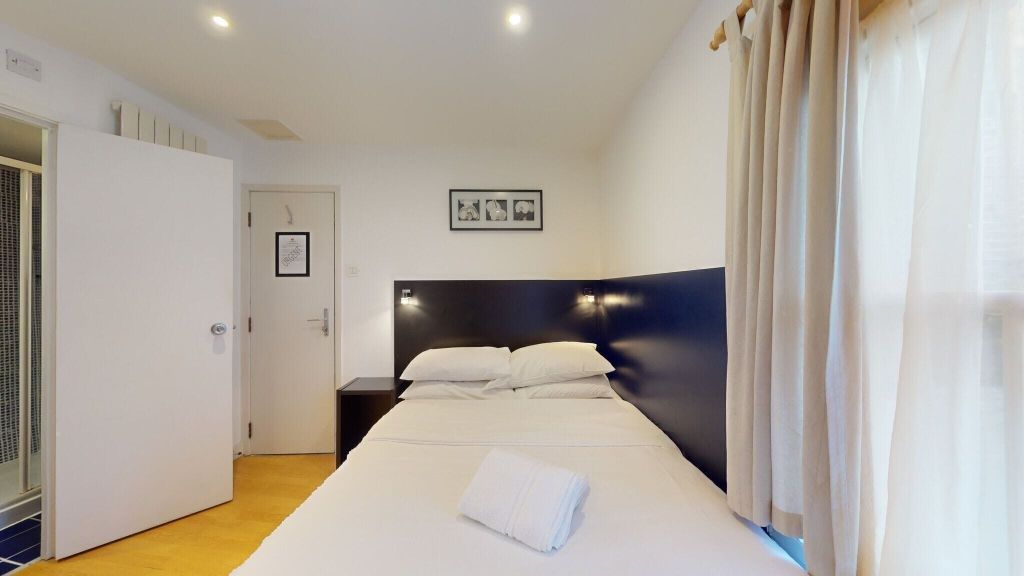 Property photo 1 of 6 Bedroom