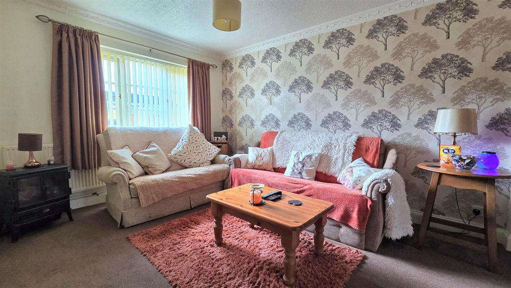 Property photo 2 of 11 Lounge