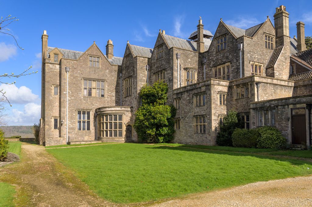 Property photo 2 of 42