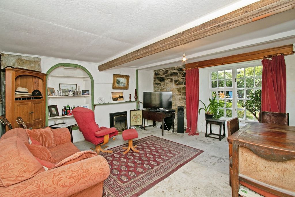 Property photo 2 of 35 Living Room