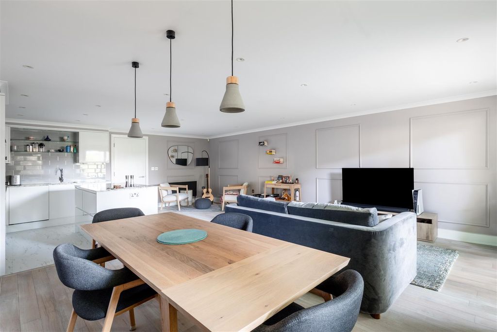 Property photo 1 of 9 532 Chiswick High Road-1.Jpg