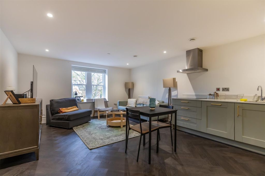 Property photo 2 of 12 9 Llys Sophia (1 Of 12).Jpg