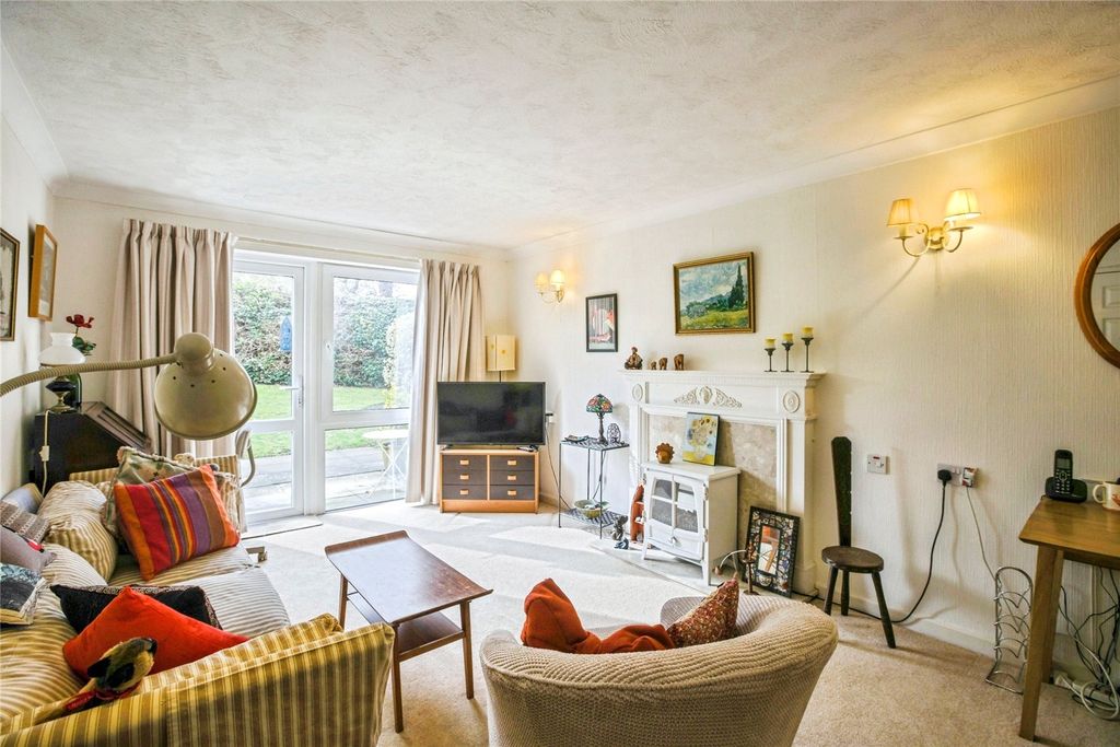 Property photo 2 of 11 Lounge