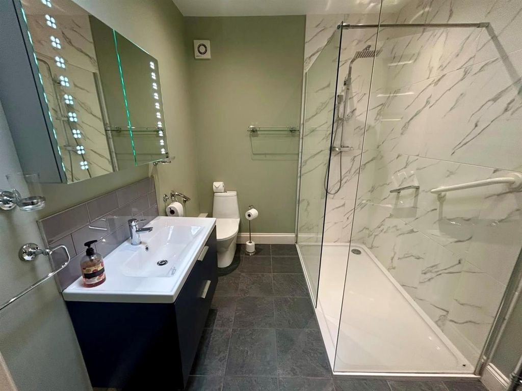 Property photo 3 of 18 Bathroom 2 - Copy.Jpg