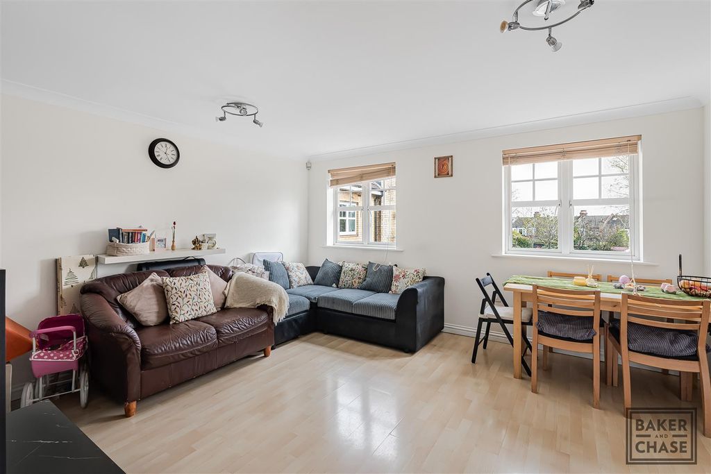 Property photo 3 of 14 Lounge