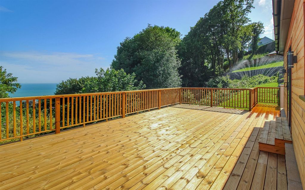 Property photo 2 of 28