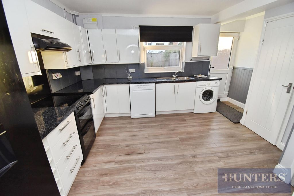 Property photo 3 of 12 Kitchen