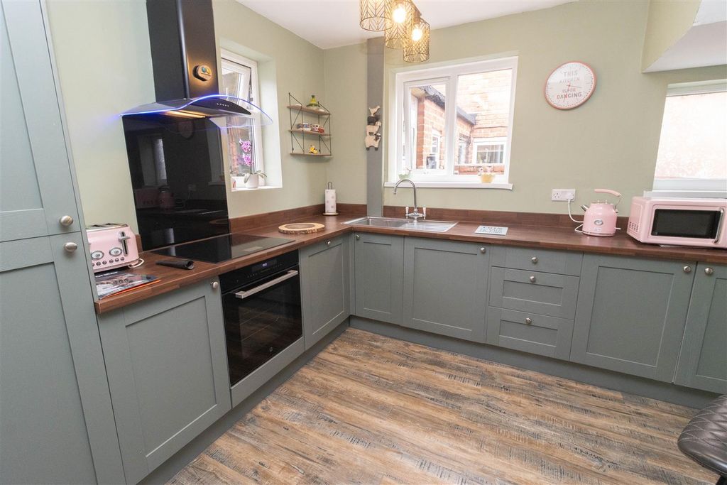 Property photo 3 of 7 Kitchen