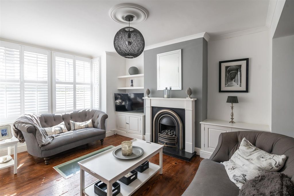 Property photo 2 of 33 82 Lesbourne Rd Internals-5.Jpg