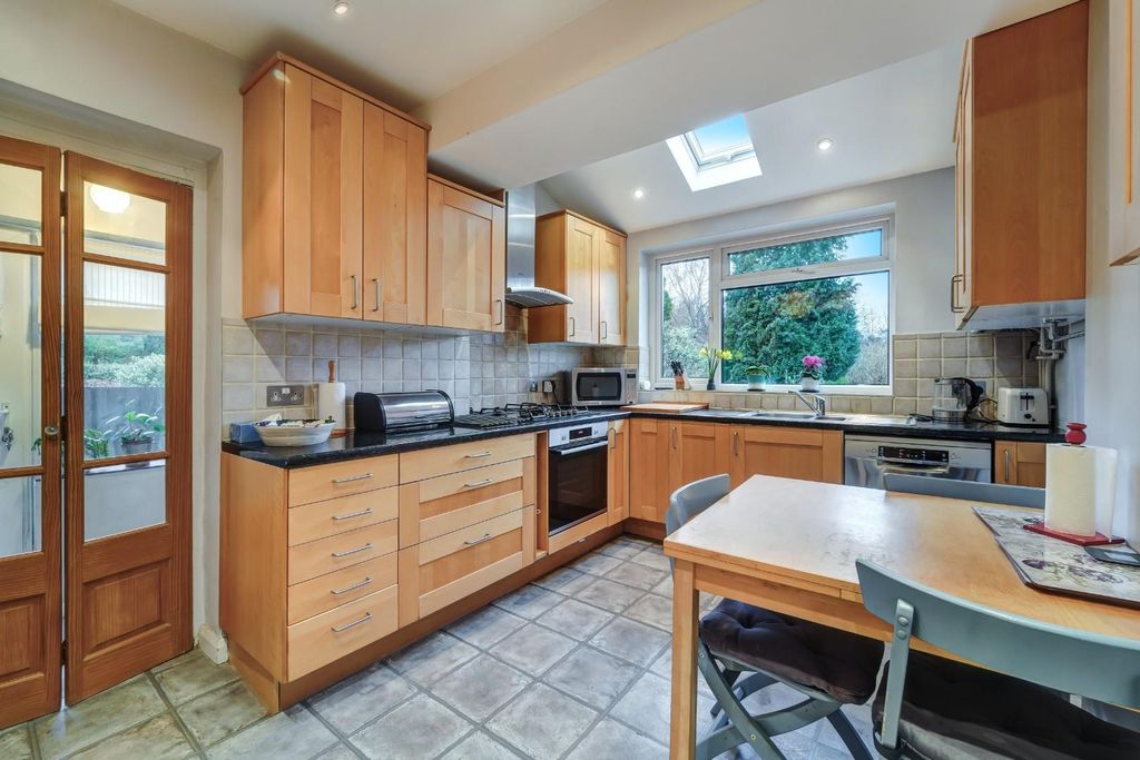 Property photo 3 of 14 Commonfield Road