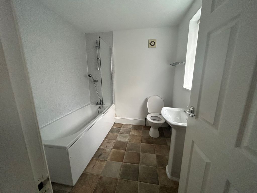 Property photo 3 of 8 Bathroom