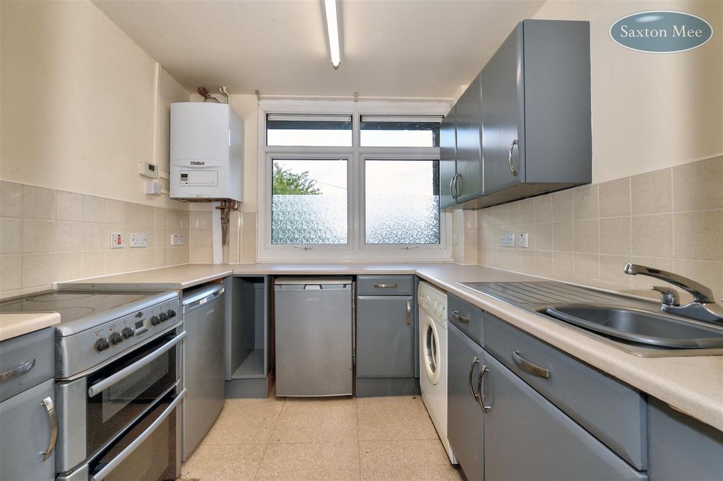 Property photo 3 of 18 Park View - Kitchen 8973.Jpg