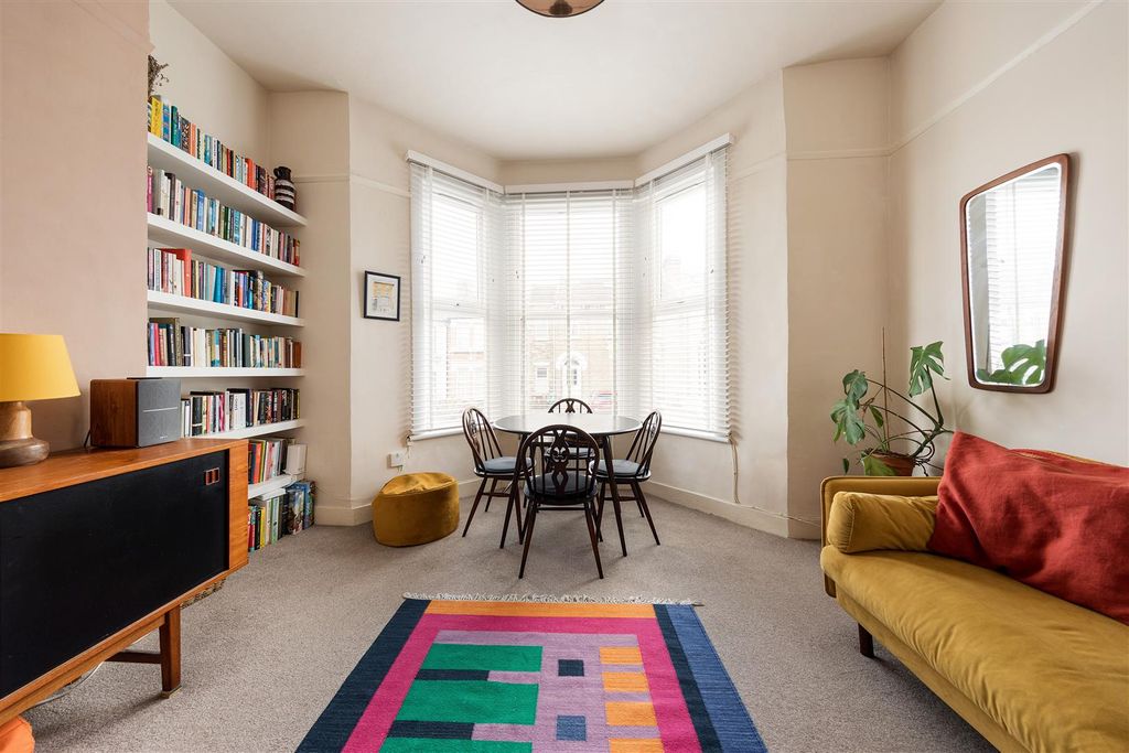 Property photo 2 of 20 Orford Road, E17