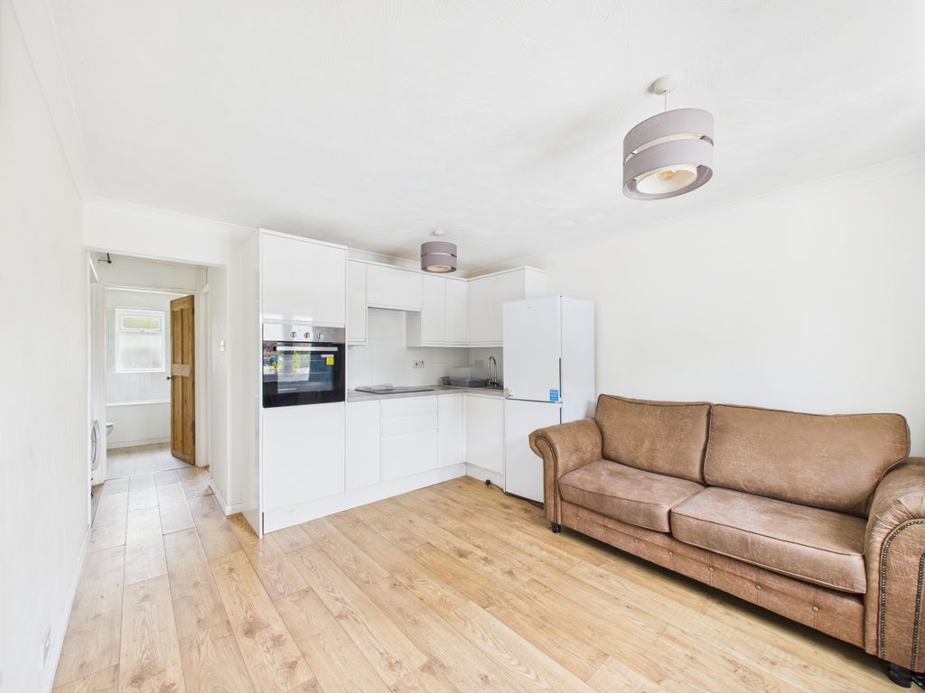 Property photo 2 of 8 Living 1