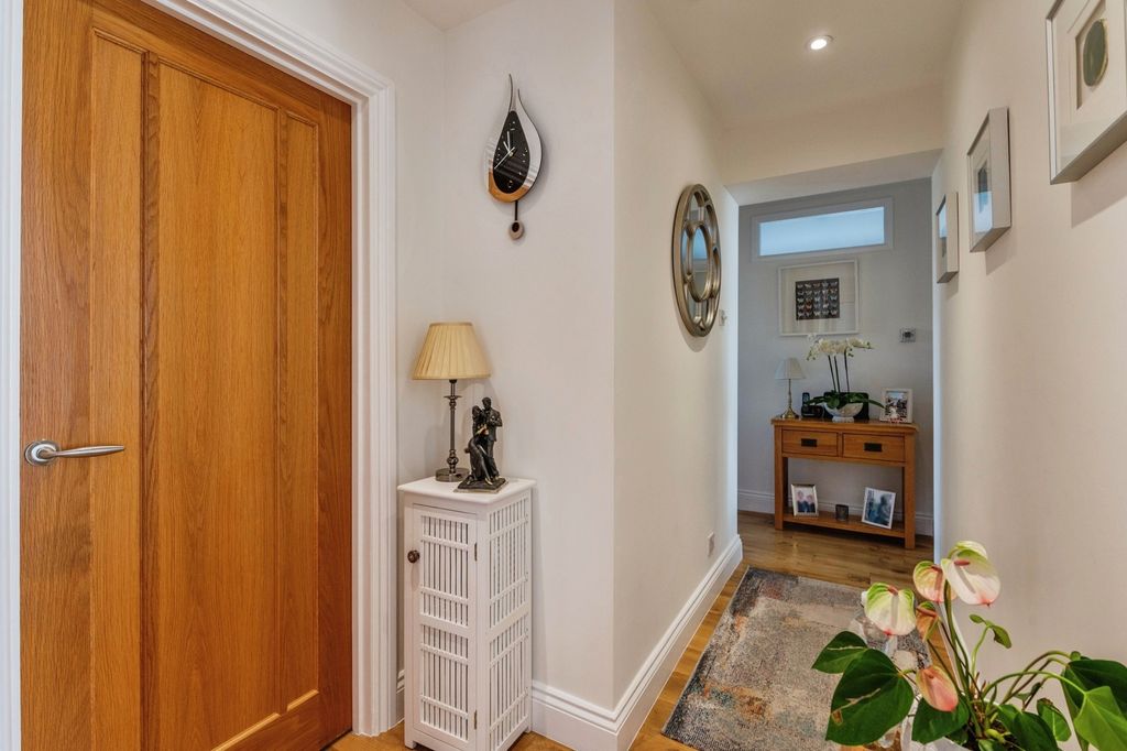 Property photo 2 of 18 Entrance Hall