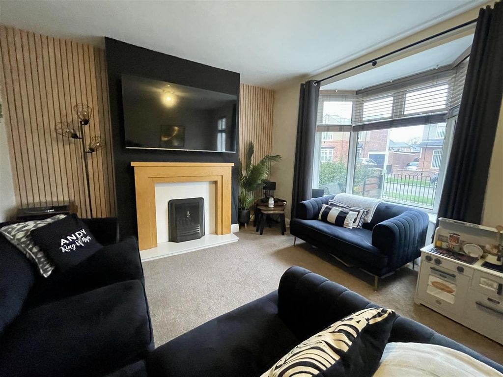 Property photo 3 of 18 Lounge