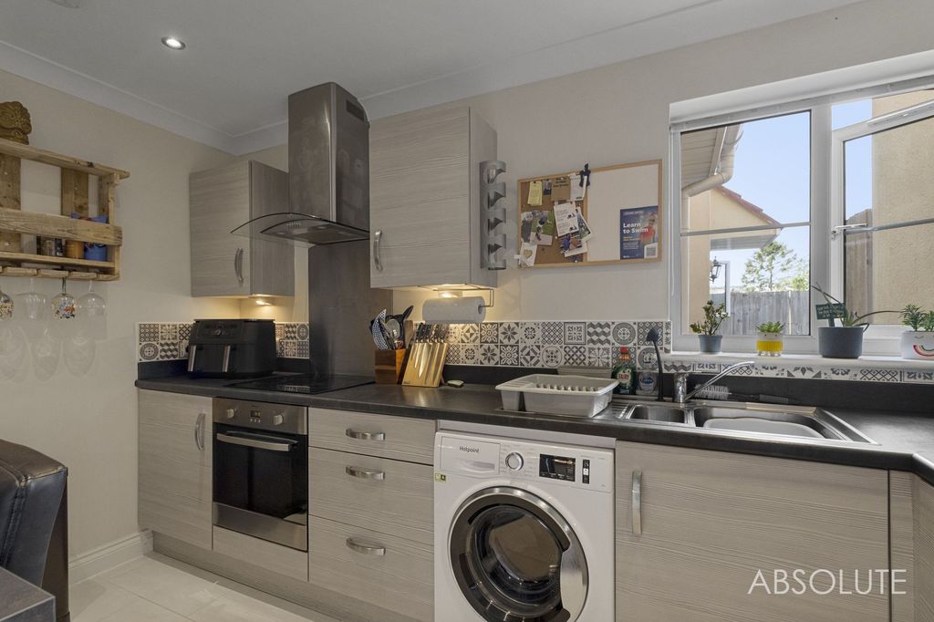 Property photo 3 of 18 Kitchen