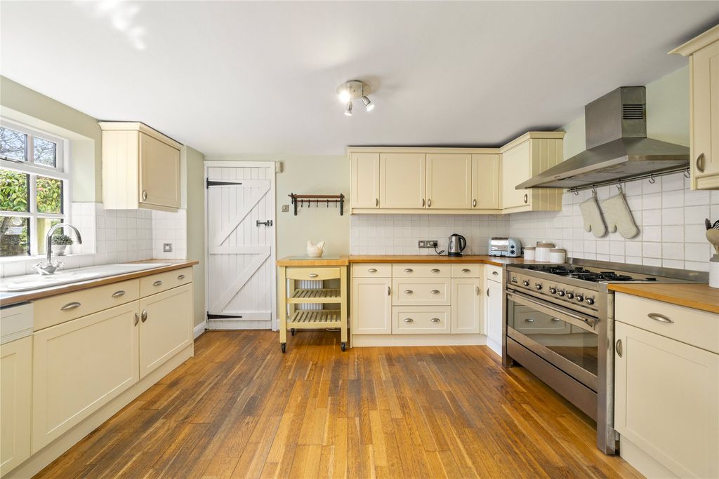 Property photo 3 of 18 Kitchen