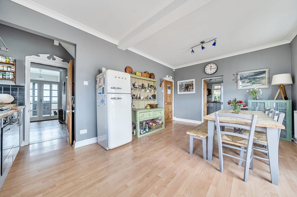 Property photo 3 of 19 Kitchen