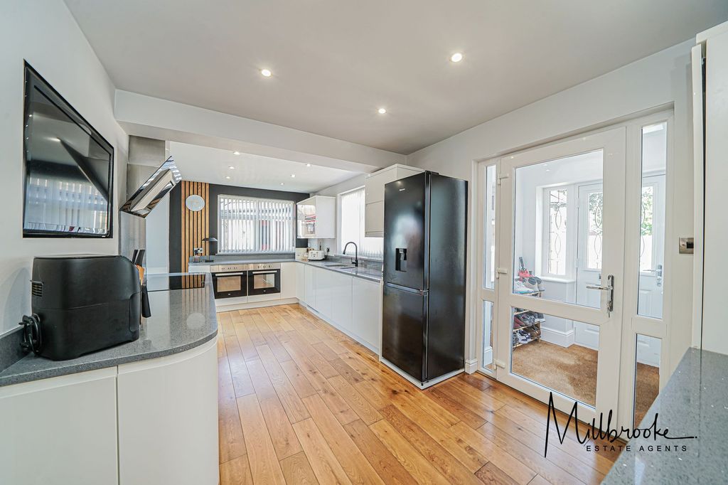 Property photo 2 of 43