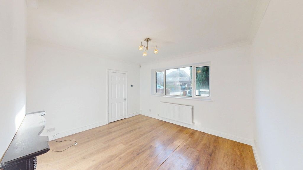 Property photo 3 of 15 Lounge