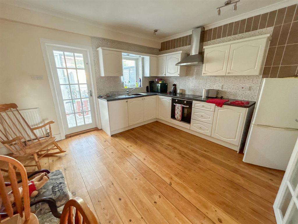 Property photo 3 of 14 Kitchen