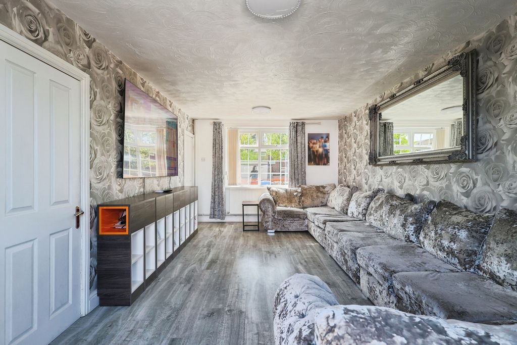 Property photo 3 of 16 Photo