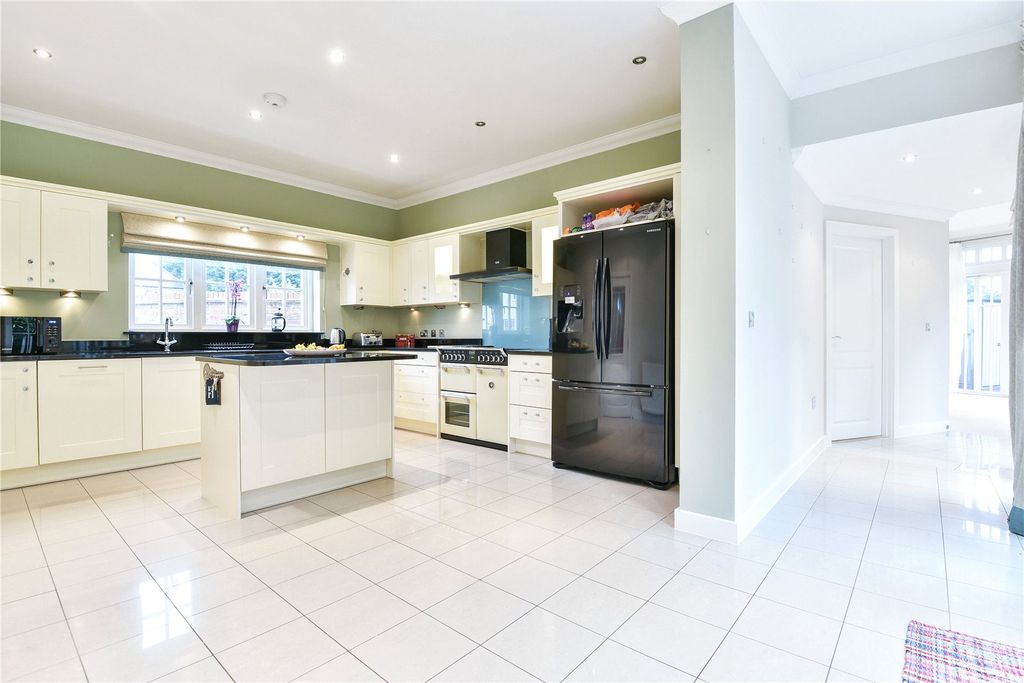 Property photo 2 of 8 Kitchen