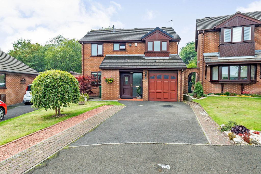 4 bed detached house for sale County End